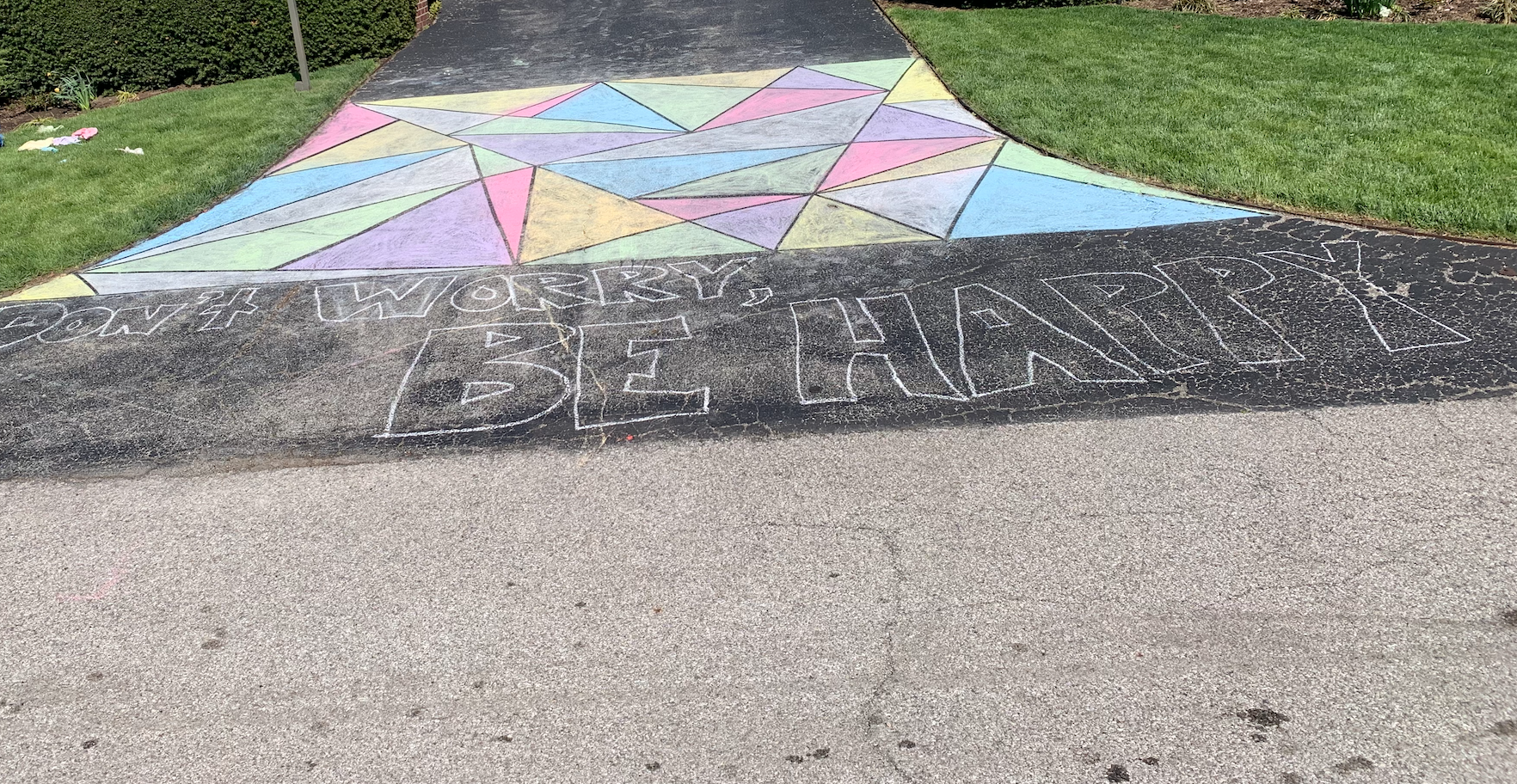 chalk on sidewalk that says "be happy"